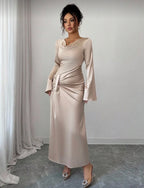 Robe Longue en Satin Champagne à Col Bénitier et Manches Évasées – Élégance Intemporelle