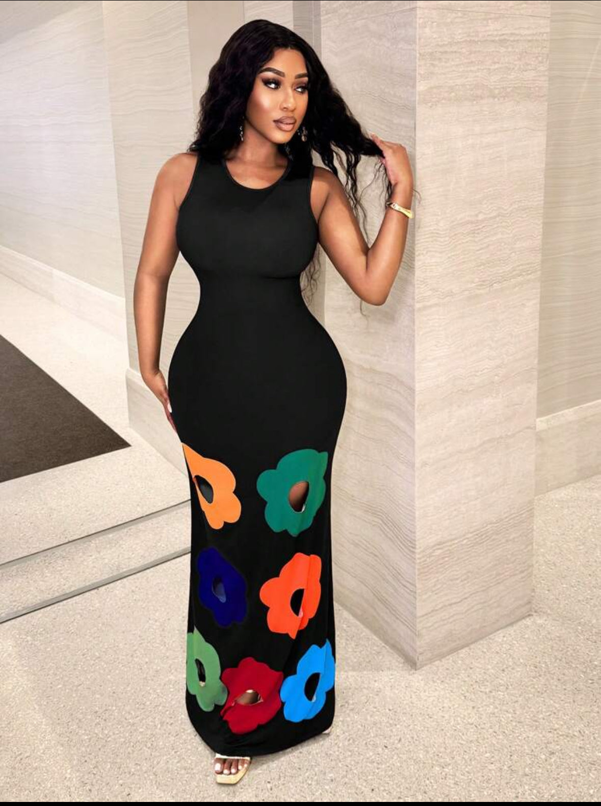 Robe longue ajustée avec motif floral ajouré