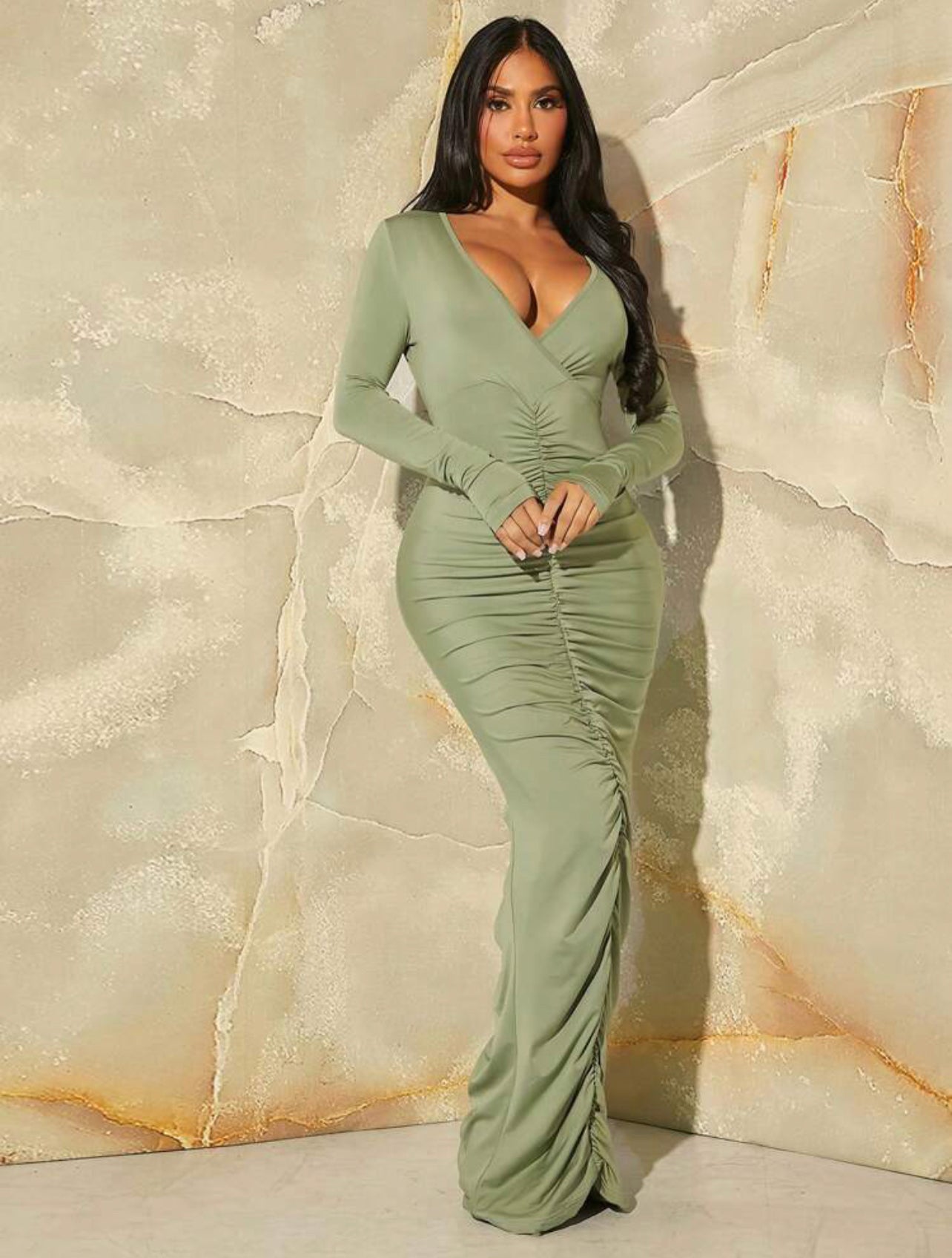 Robe Moulante Décolleté À Ruché