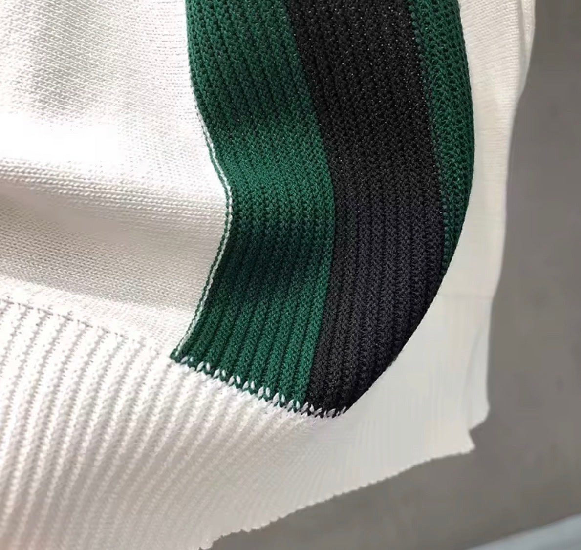 Polo en Maille Texturée à Fermeture Éclair – Style Rétro Chicane