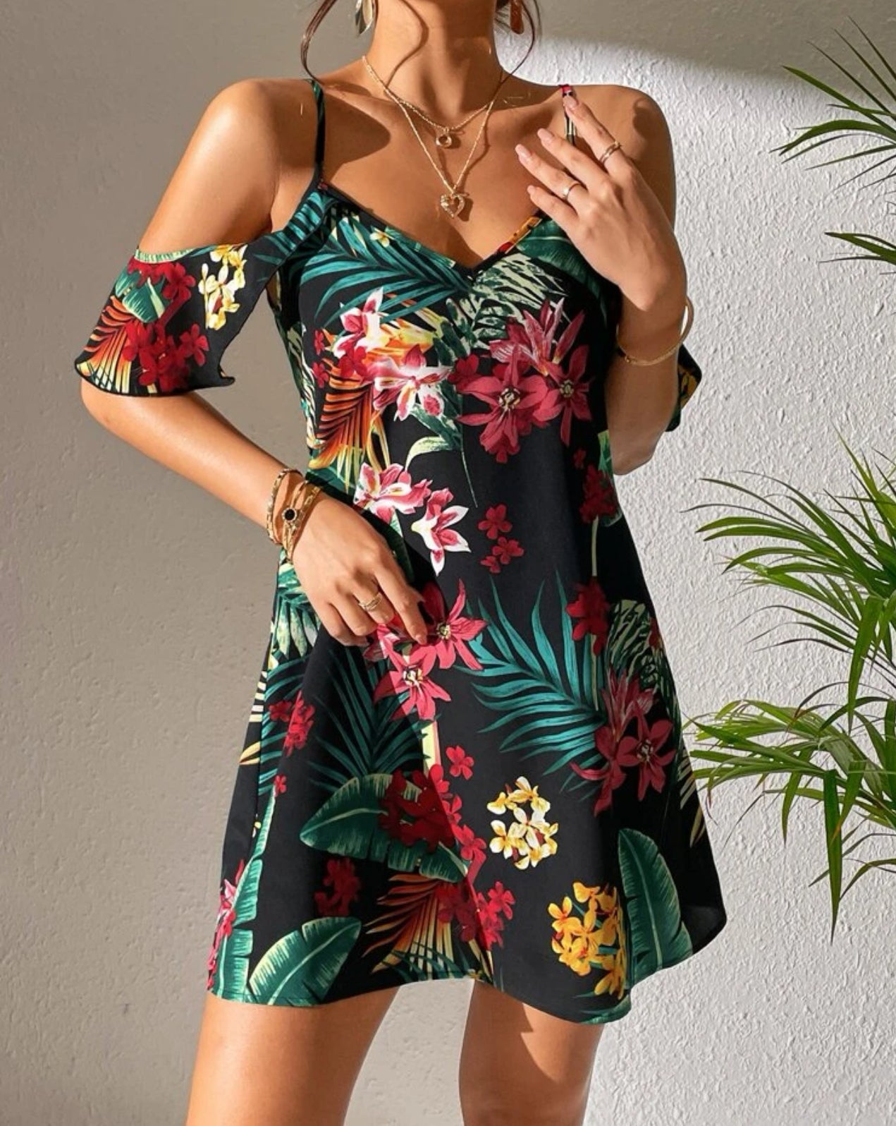 Schulterfreies Kleid mit tropischem Print