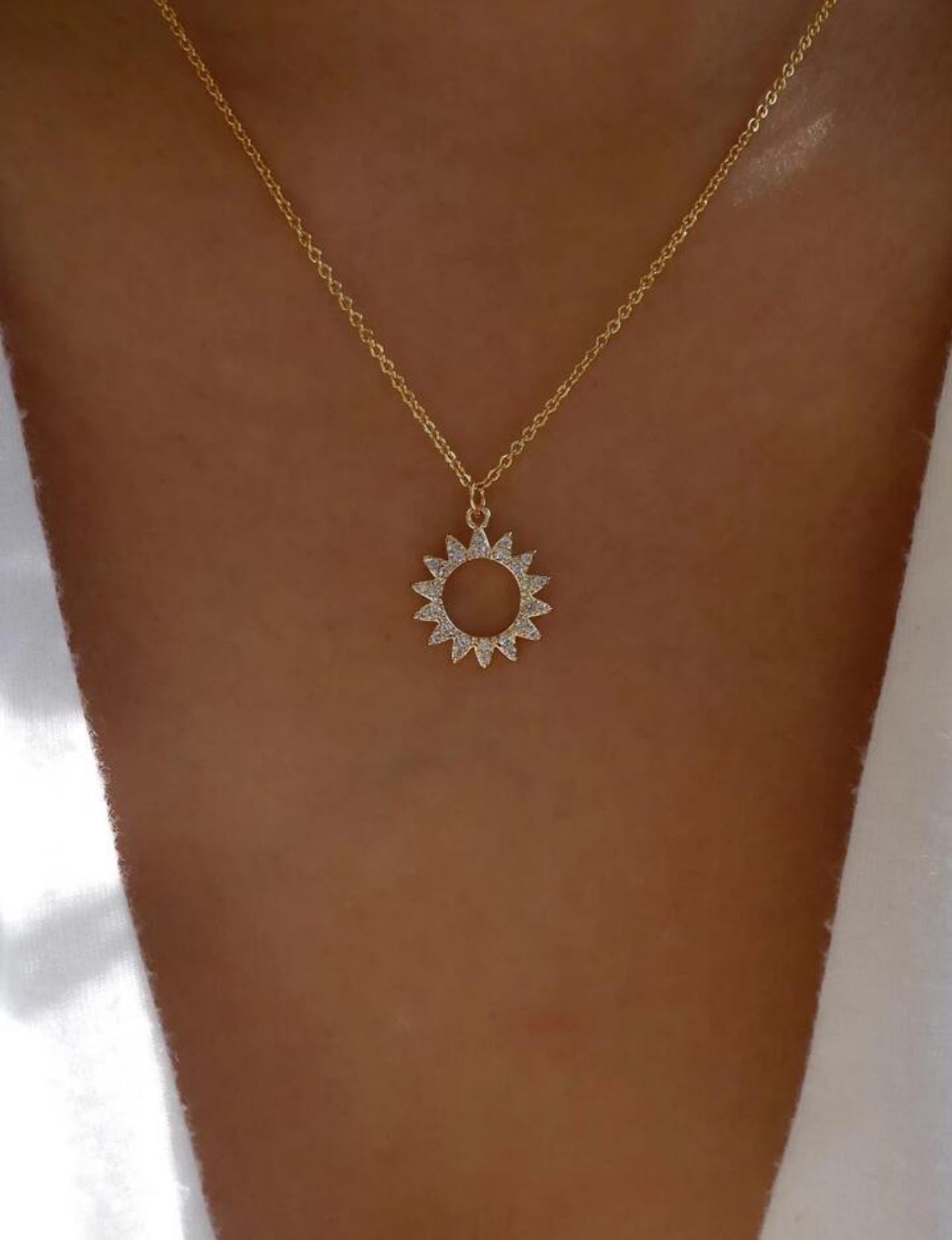 Collier à pendentif de soleil avec strass