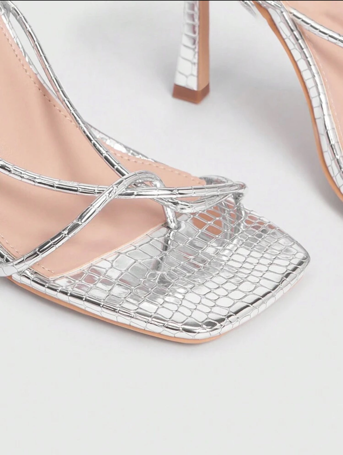 Sandales Argentées à Lanières - Brillance et Élégance