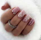 Féérie Hivernale - Faux-ongles roses avec des motifs de flocons de neige.