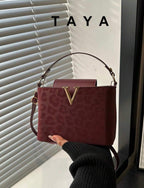 Petit Sac à Main en Velours Léopard – Bordeaux Chic & Fermoir en V