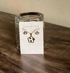 Éclat Printanier : Ensemble Collier et Boucles d'Oreilles Fleur en Acier Inoxydable