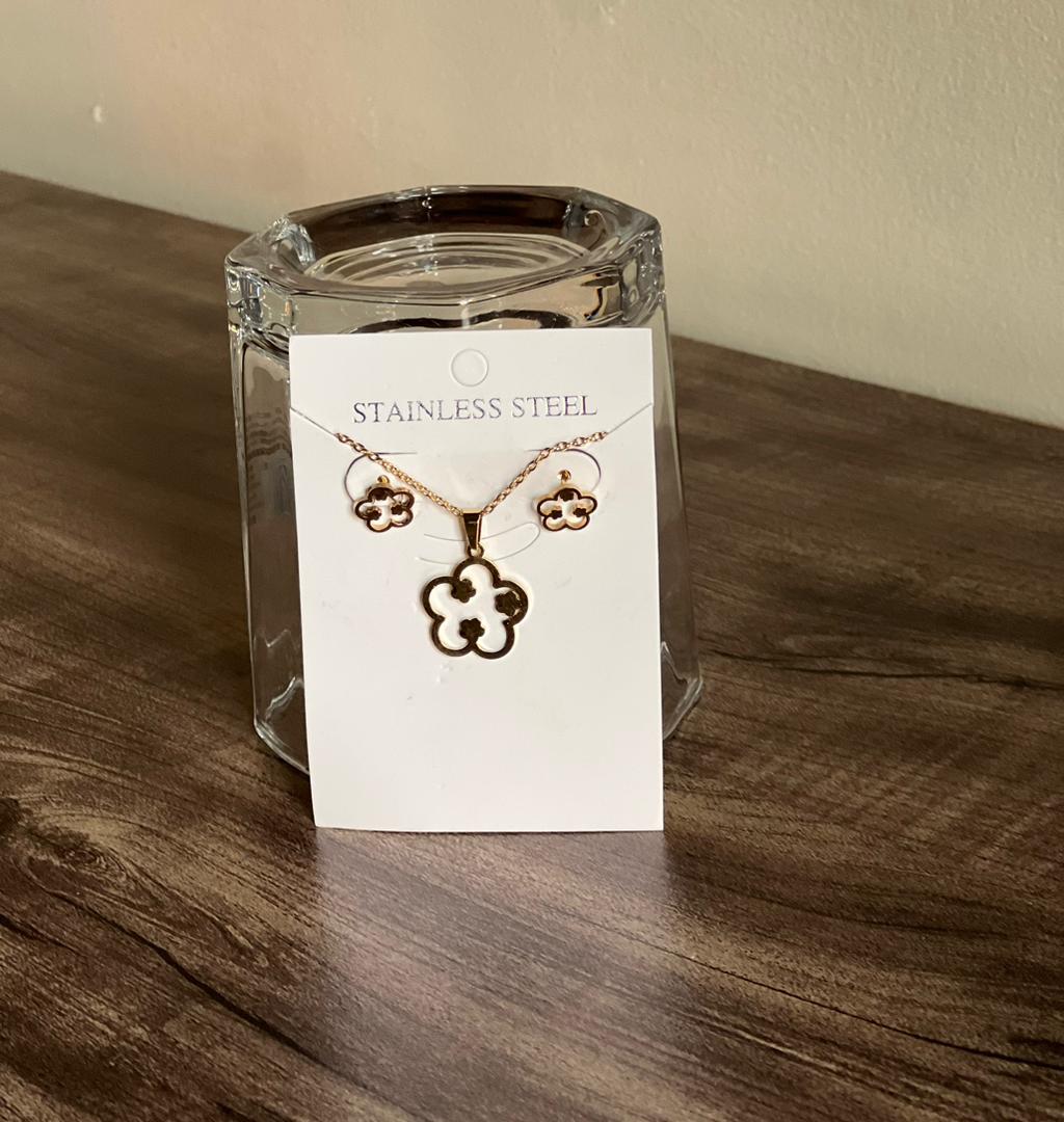 Éclat Printanier : Ensemble Collier et Boucles d'Oreilles Fleur en Acier Inoxydable