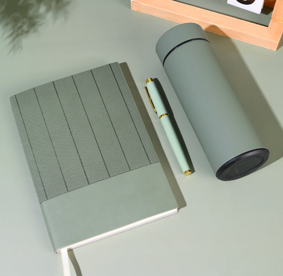Coffret Cadeau de Luxe Personnalisé – Carnet A5, Stylo & Thermos