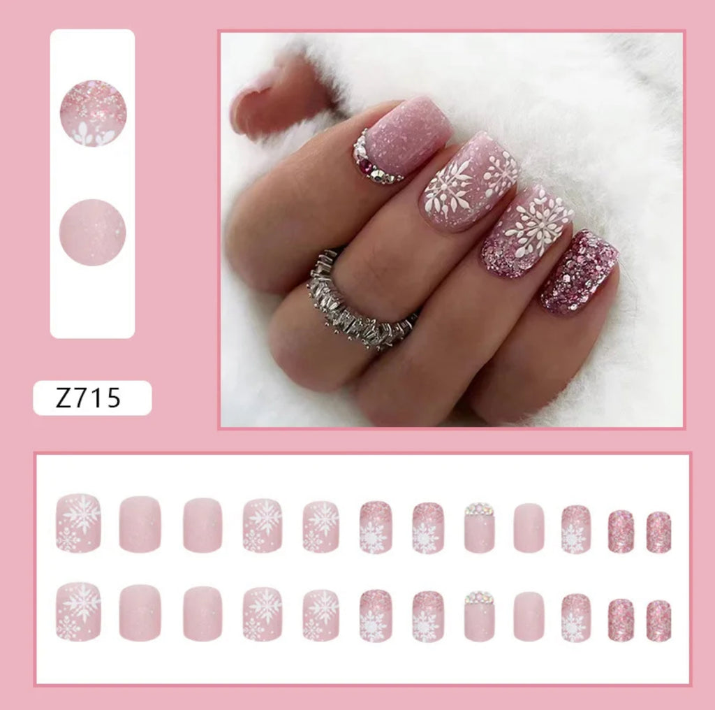 Féérie Hivernale – Faux Ongles Roses Flocons de Neige
