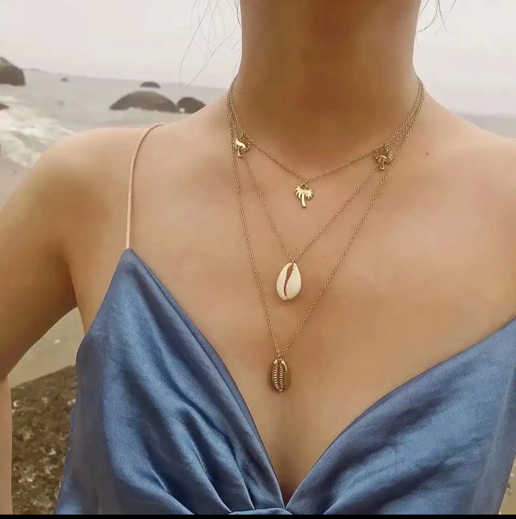 Collier multi-rang coquillage et palmier – Élégance naturelle