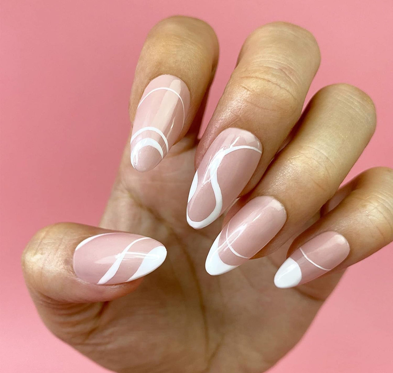 Faux Ongles Élegants pour des Mains Sublimes