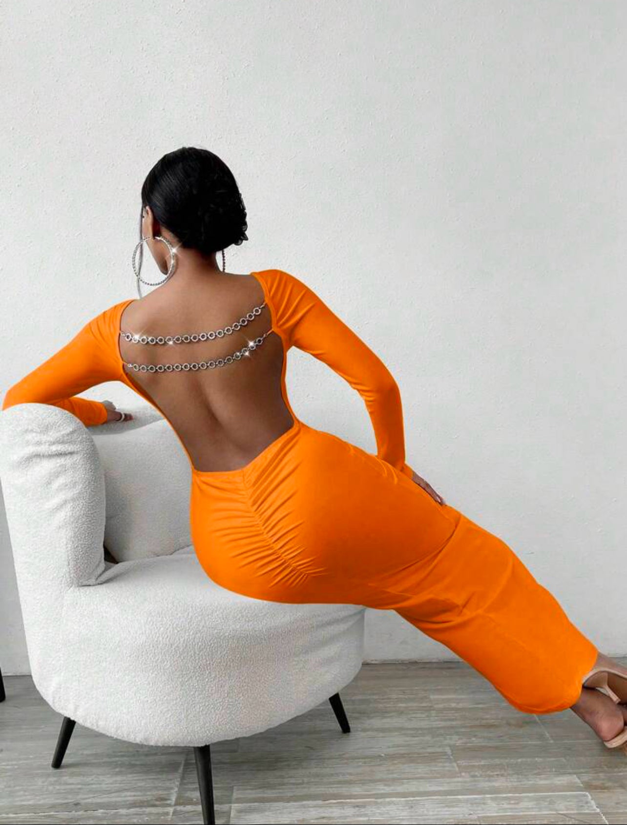 Robe Plissée À Détail De Chaîne Sans Dos