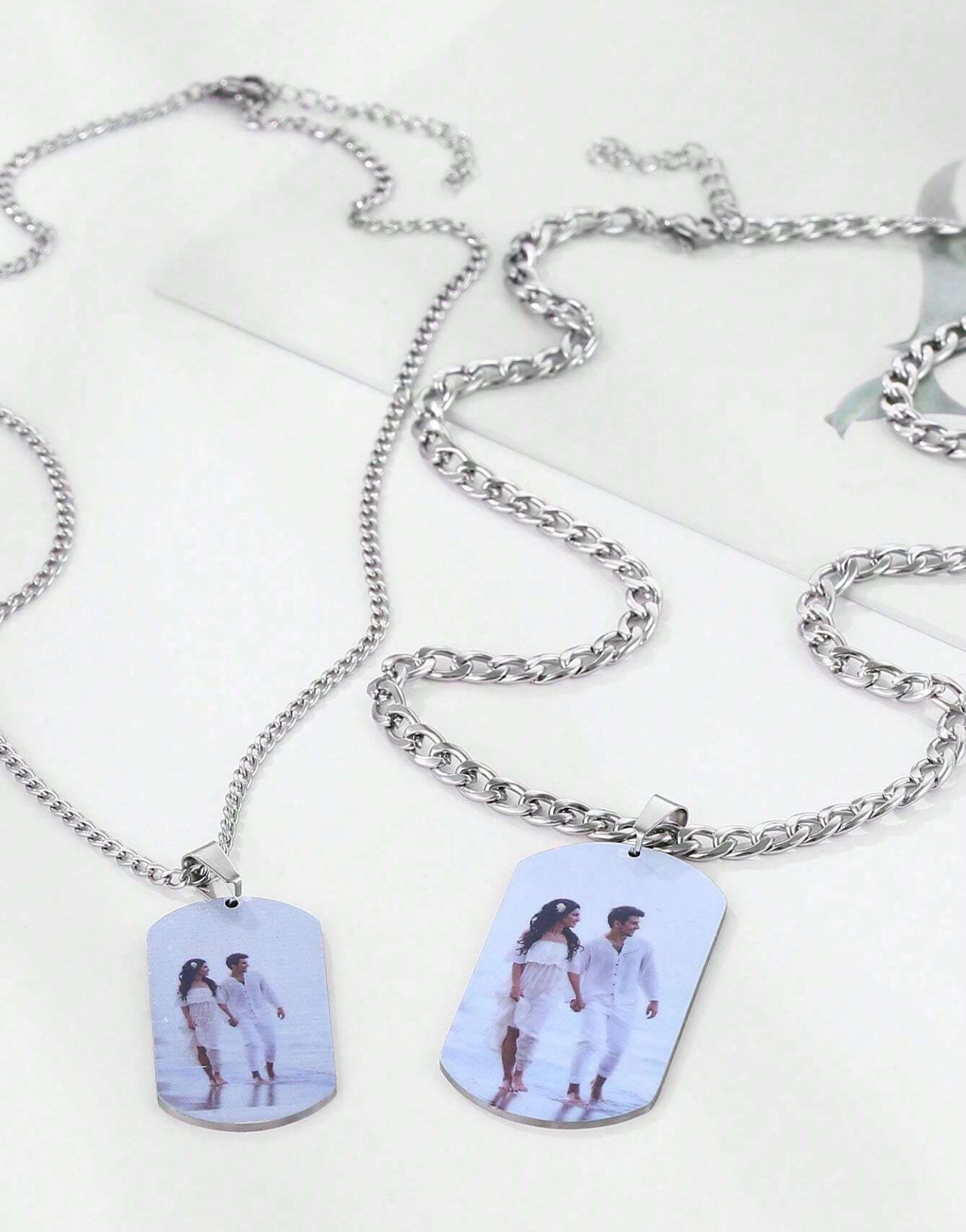 Collier unisexe plaque d’image gravée au laser couple
