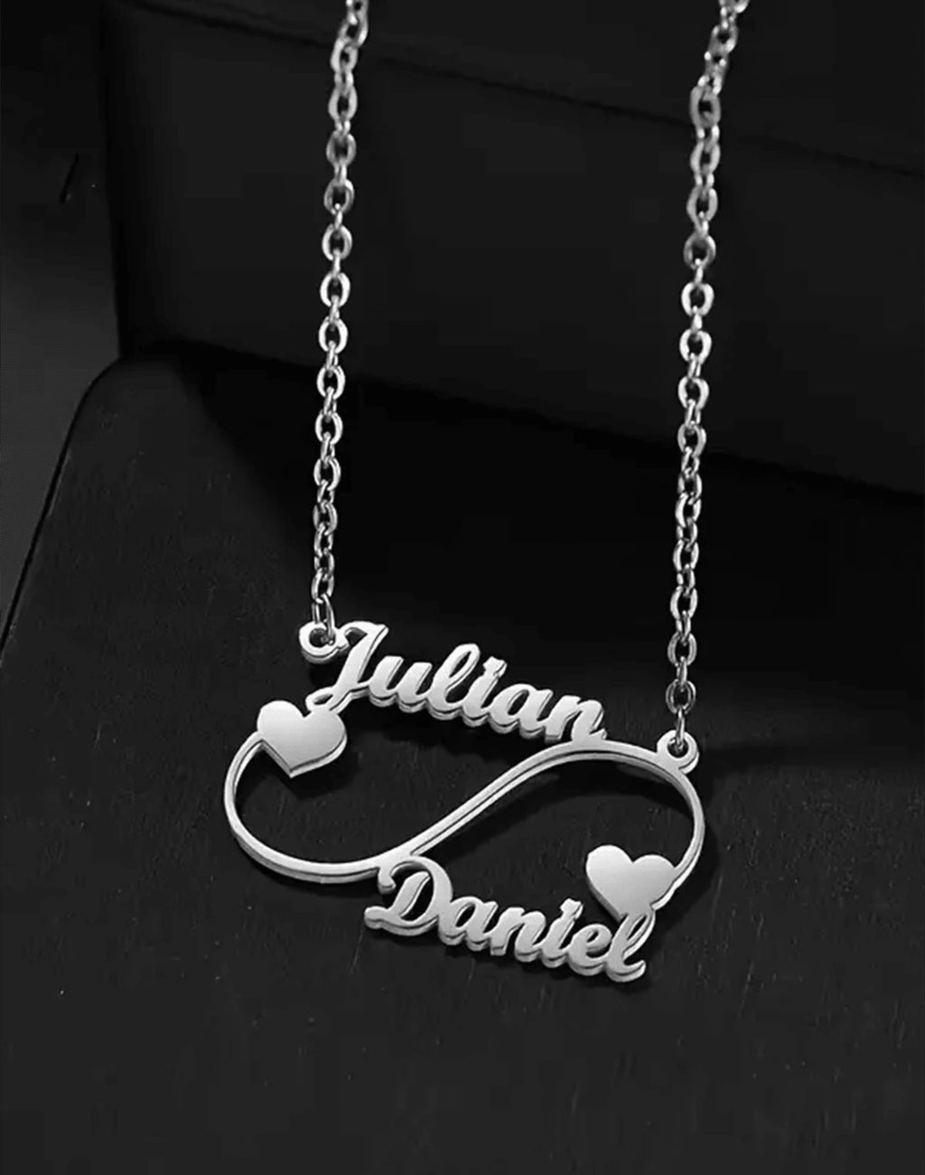 Collier Infinity Personnalisé avec Deux Noms et Cœurs
