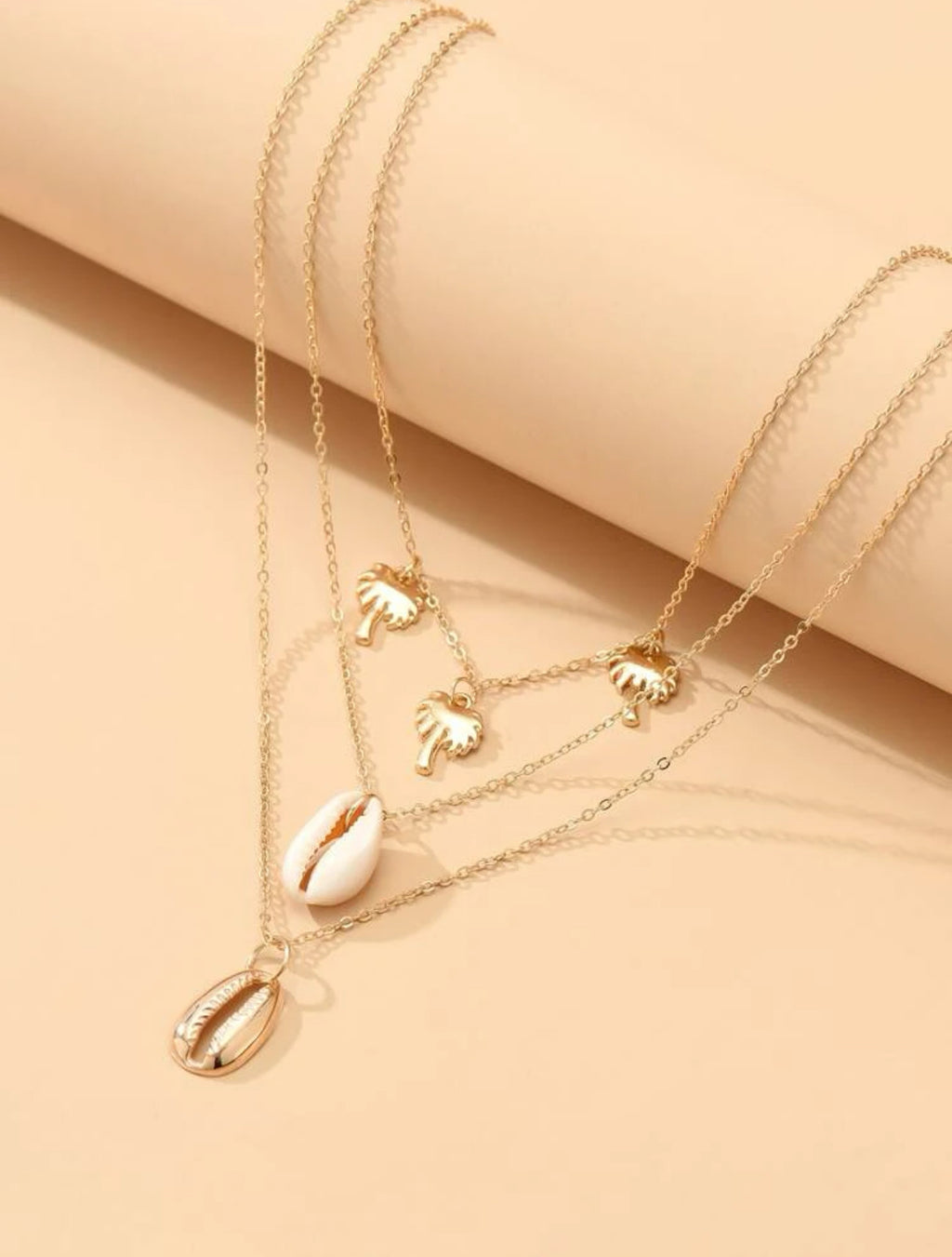 Collier multi-rang coquillage et palmier – Élégance naturelle