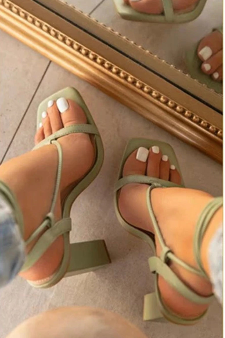 Talons Lanières Croisées & Bout Carré