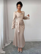 Robe Longue en Satin Champagne à Col Bénitier et Manches Évasées – Élégance Intemporelle