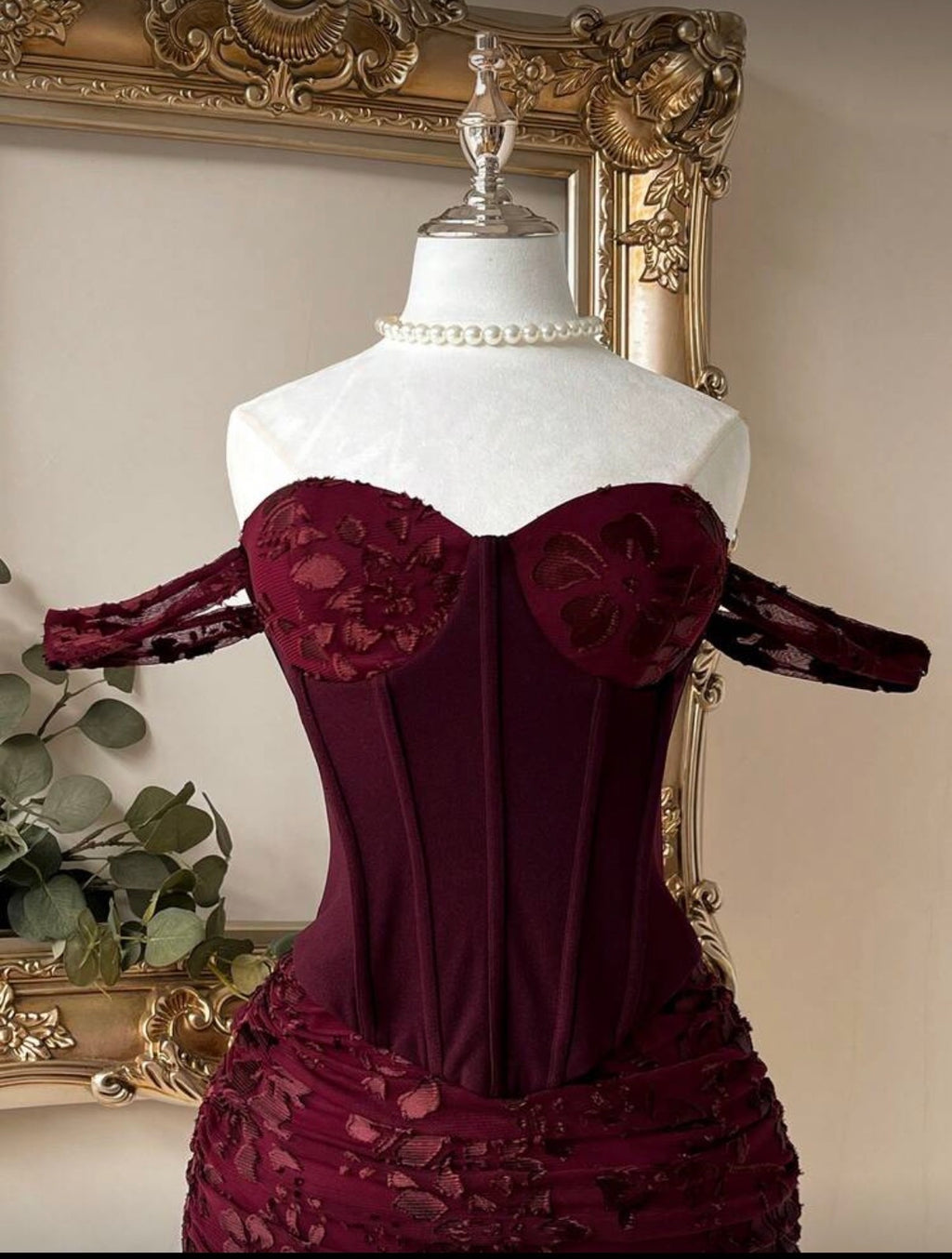 Robe Mini Corset Velours & Mesh – Bordeaux Floral de Soirée