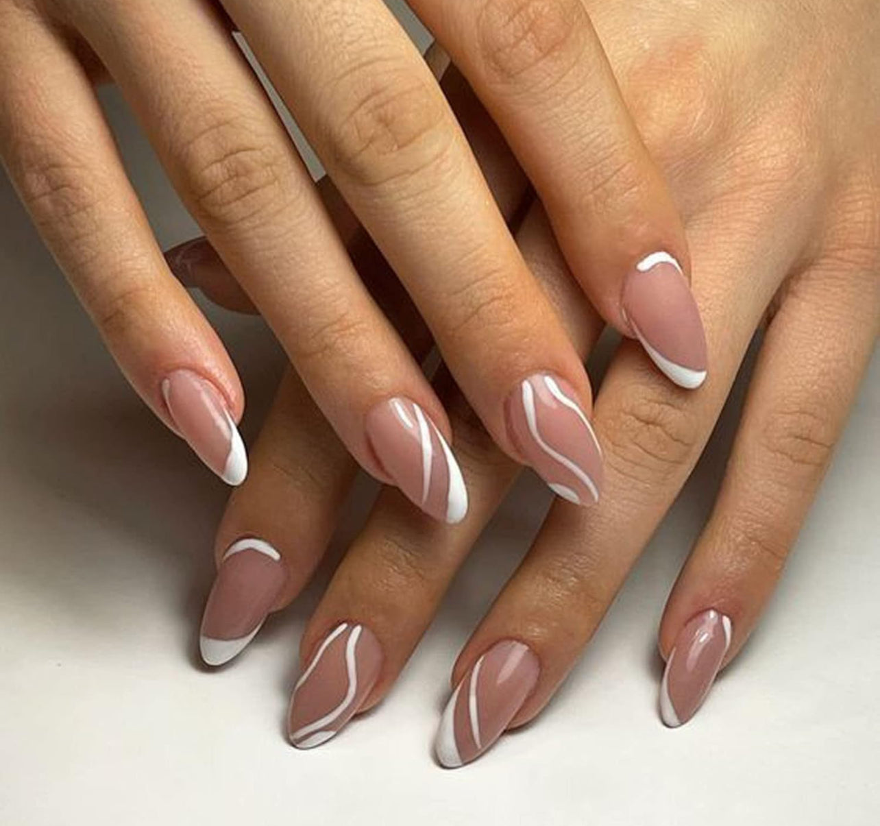 Faux Ongles Élegants pour des Mains Sublimes