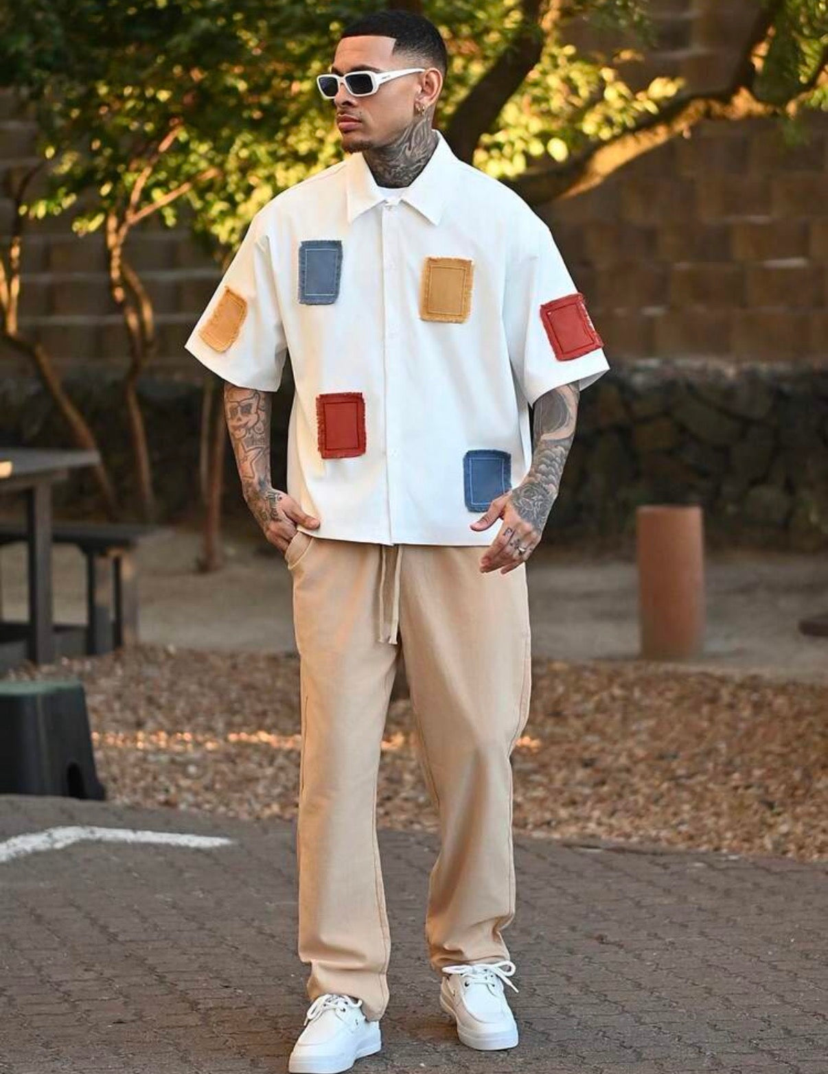 Chemise Homme Oversize à Patchs Colorés – Style Streetwear Moderne