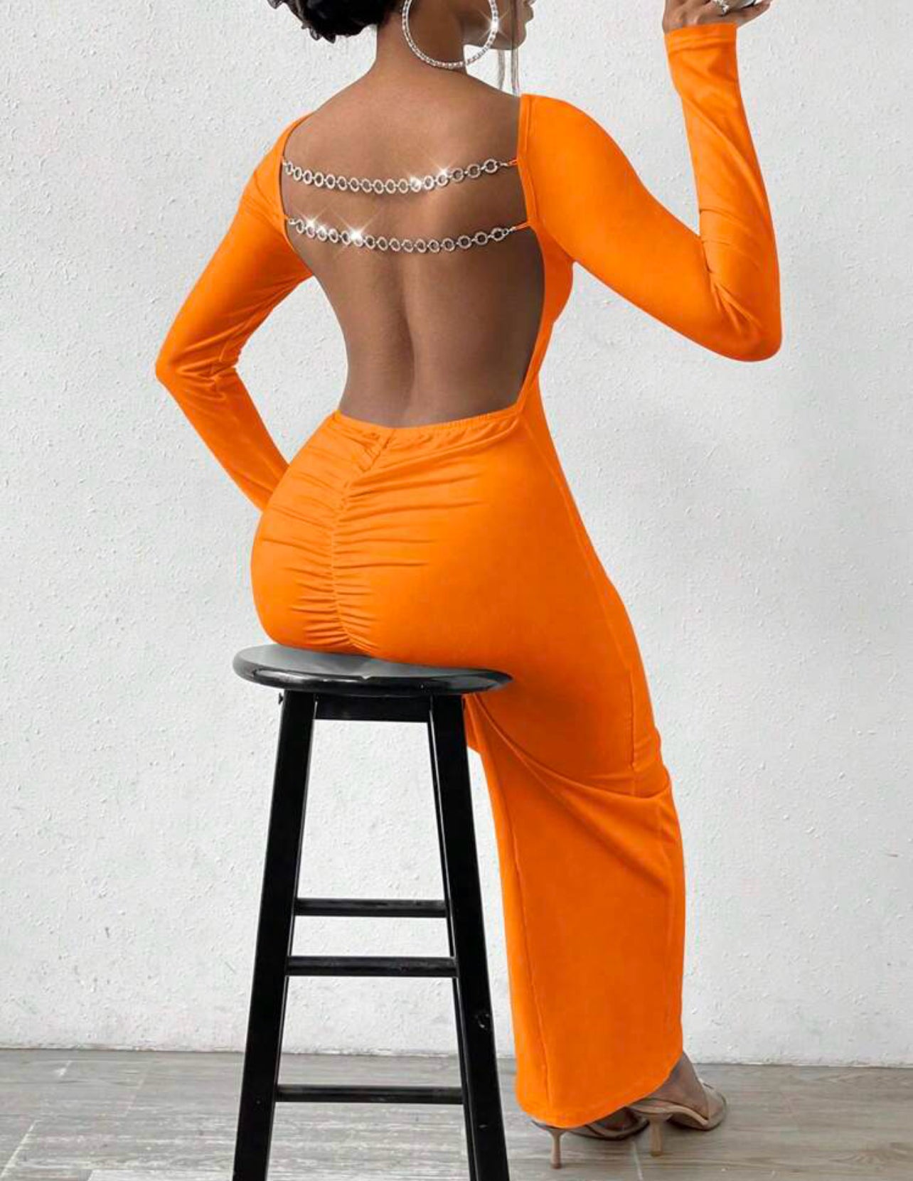 Robe Plissée À Détail De Chaîne Sans Dos