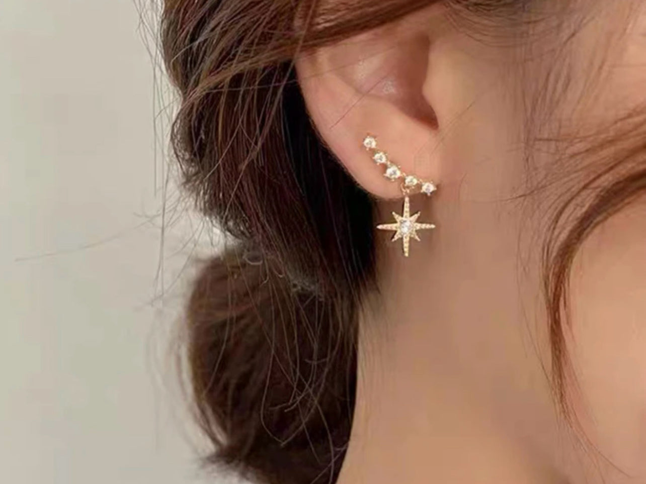 1 paire Boucles d'oreille en forme d'étoile brillante et à la mode pour femmes avec des strass