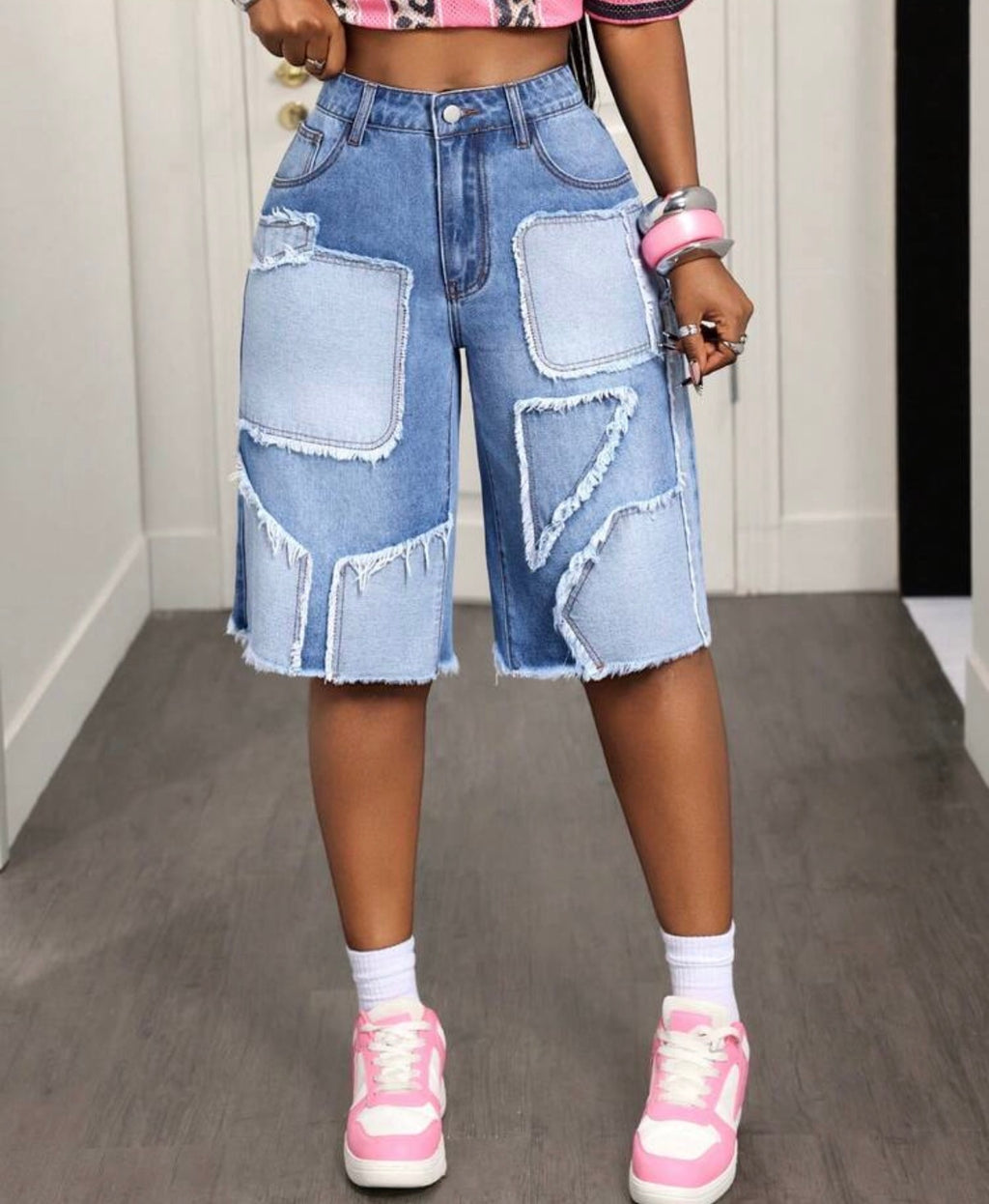 Bermuda jean femme patchwork bleu vue de face rapprochée