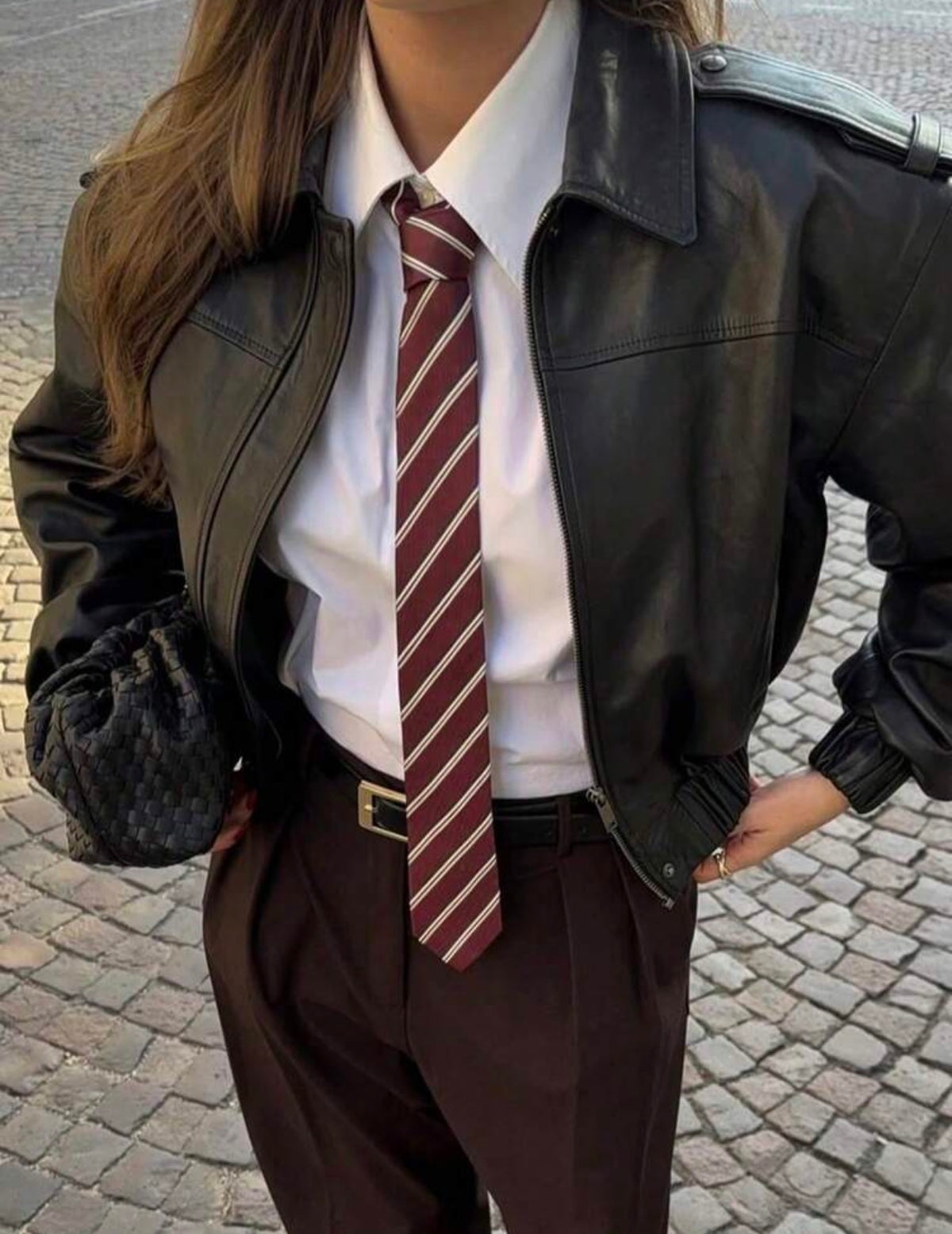 Cravate bordeaux rayée portée avec chemise blanche et veste noire