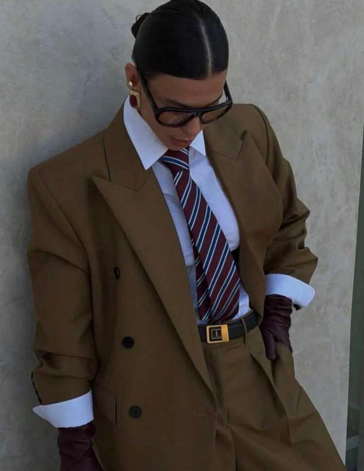 Cravate bordeaux rayée portée avec tailleur marron