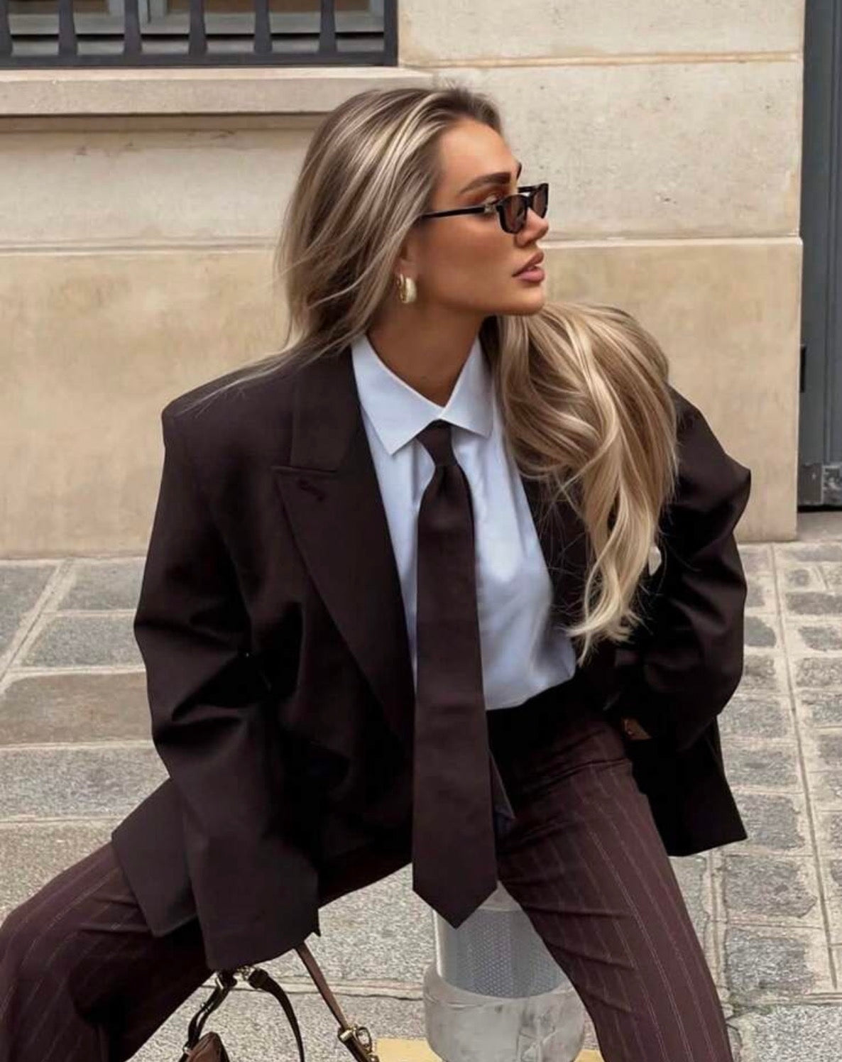 Cravate brun foncé portée avec chemise blanche et blazer brun