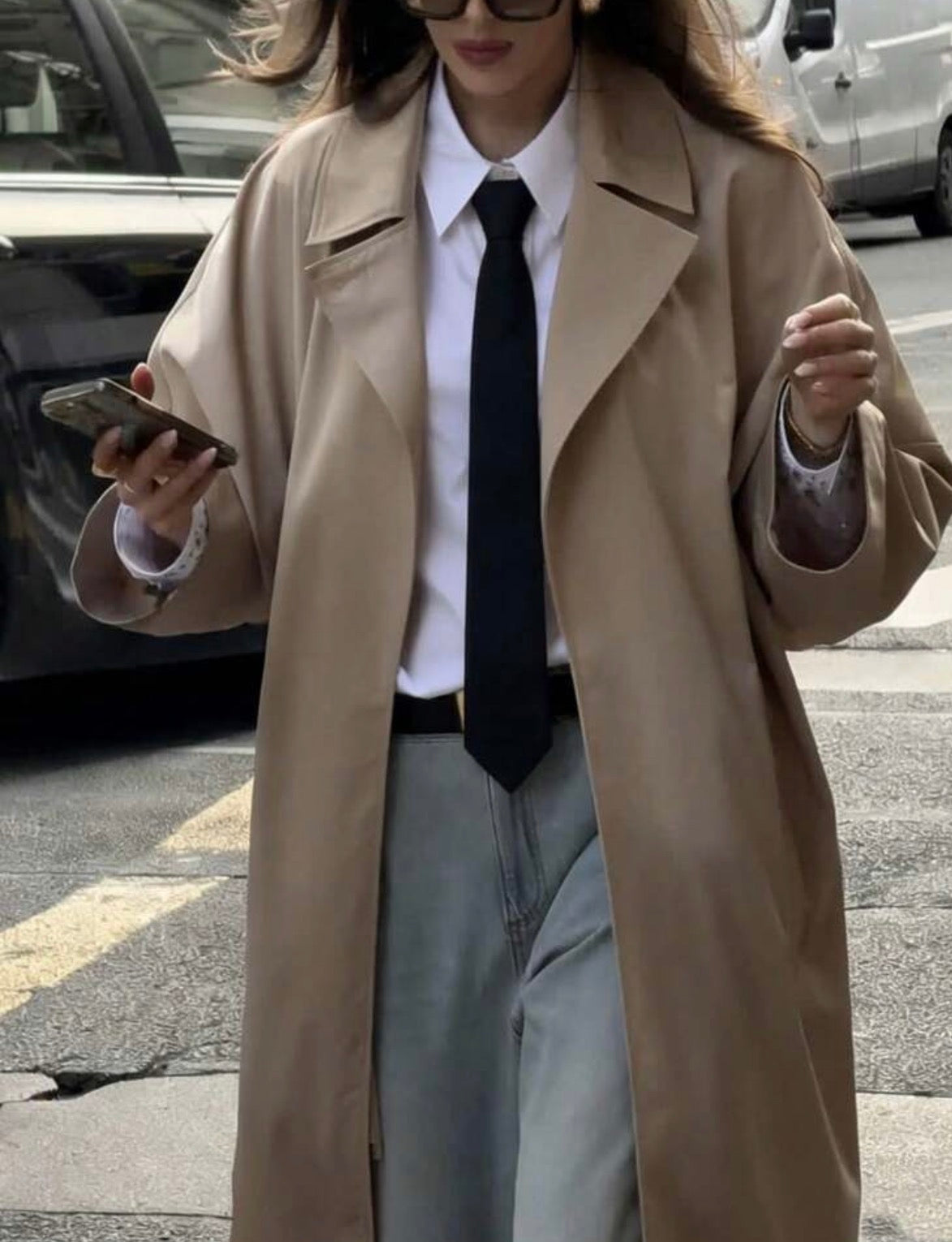 Cravate noire portée avec chemise blanche et manteau beige