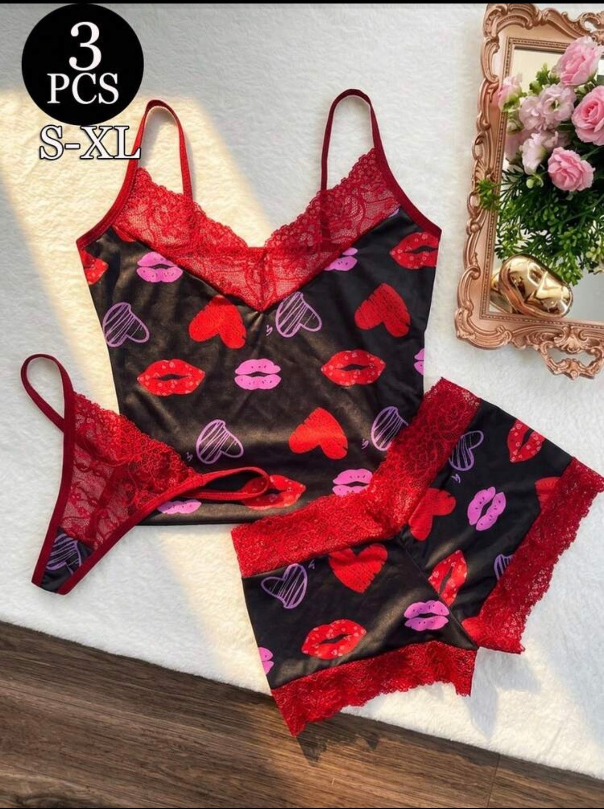 Ensemble lingerie 3 pièces noir et rouge motifs cœurs et lèvres