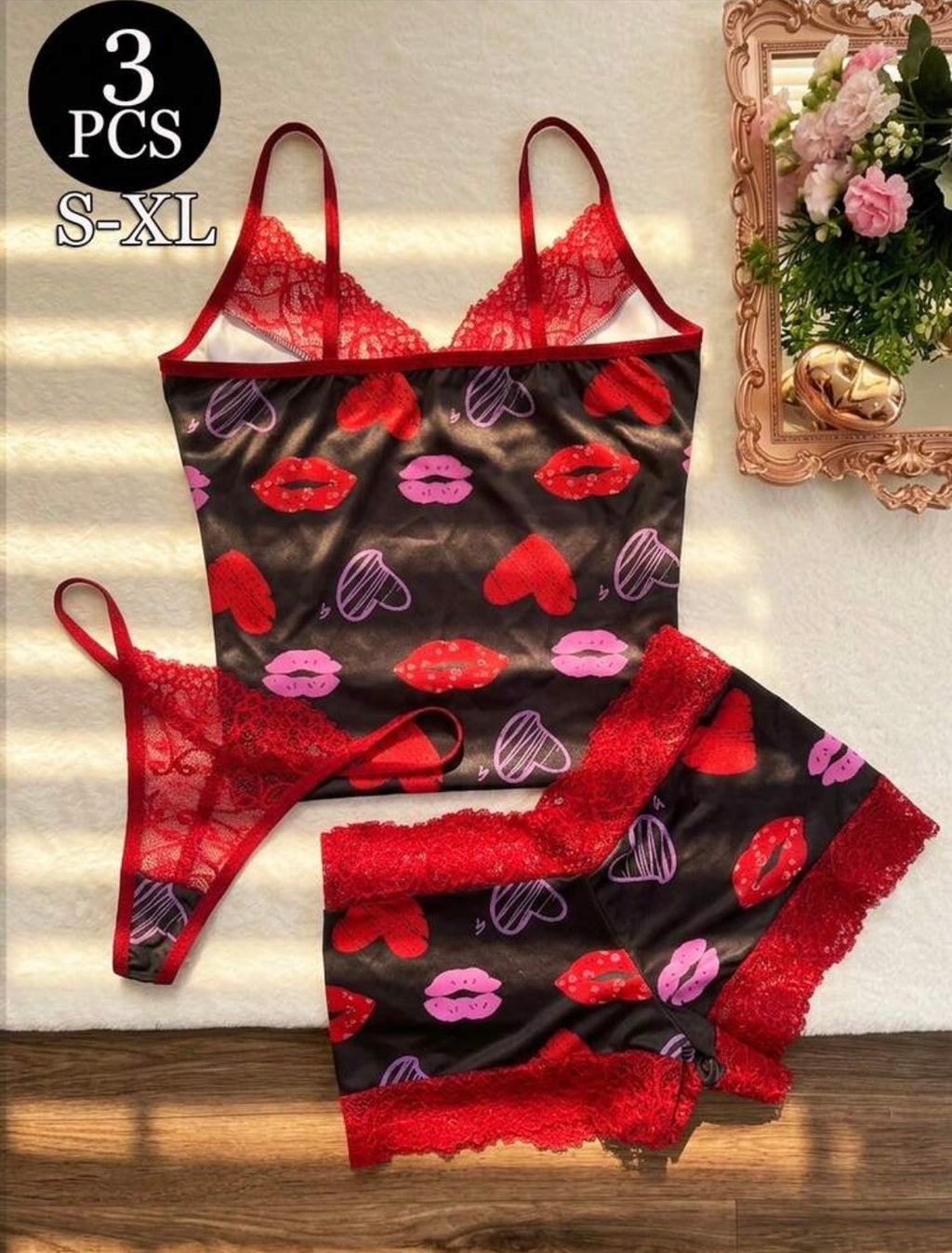 Ensemble lingerie 3 pièces noir et rouge motifs cœurs et lèvres - dos