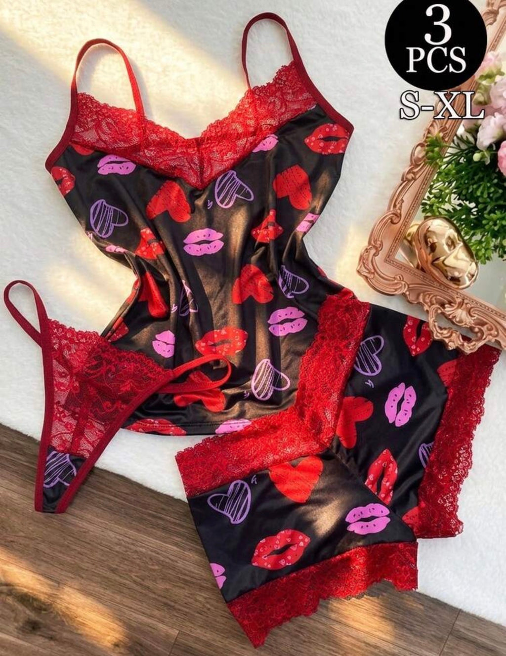 Ensemble lingerie 3 pièces noir et rouge motifs cœurs et lèvres - détail
