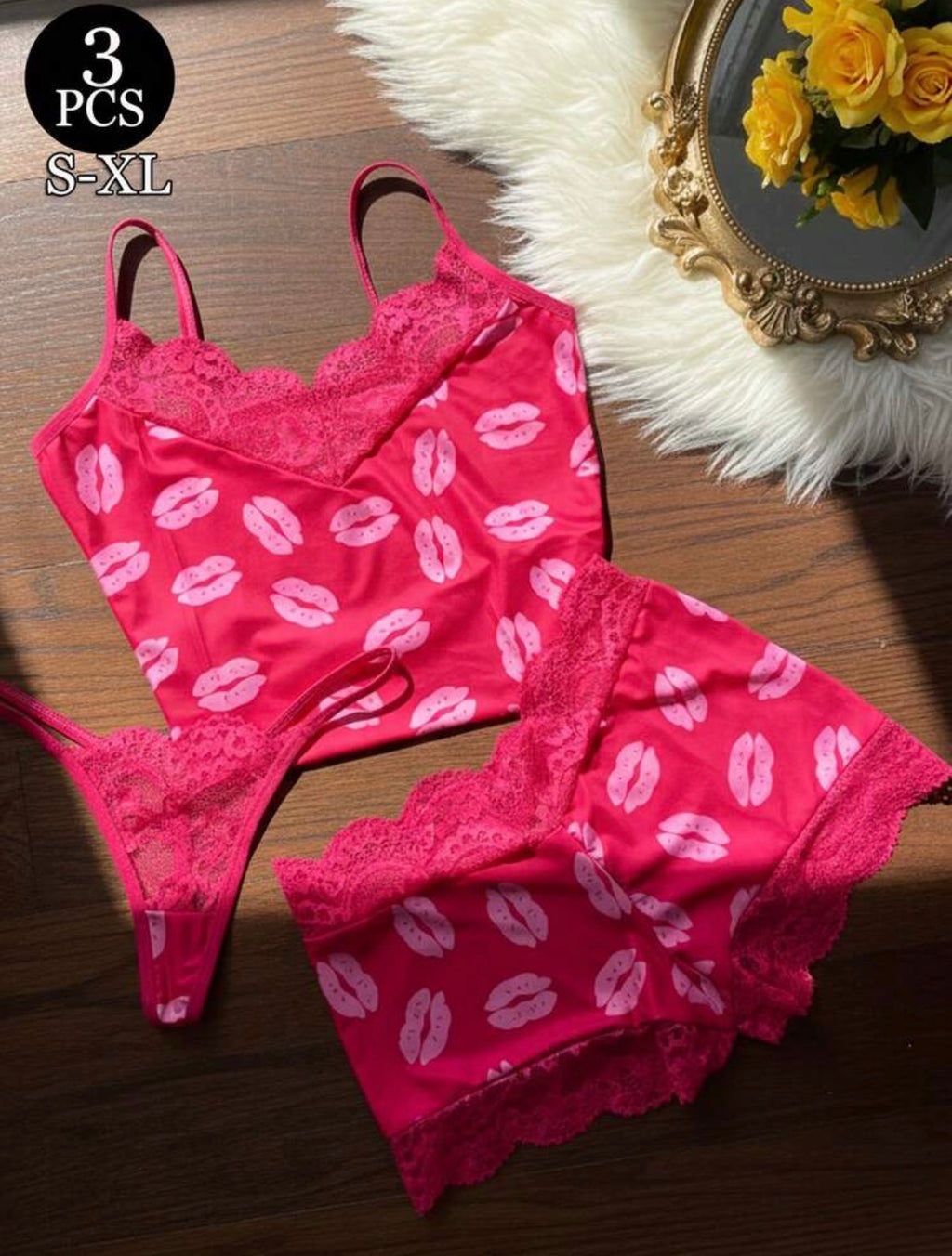 Ensemble lingerie 3 pièces rose motif lèvres