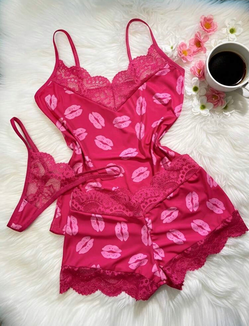 Ensemble lingerie 3 pièces rose motif lèvres - détail