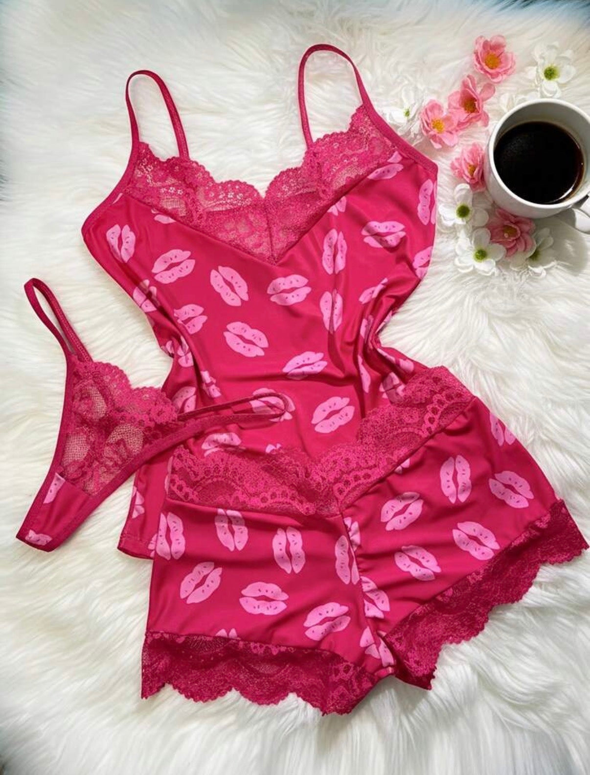 Ensemble lingerie 3 pièces rose motif lèvres - détail