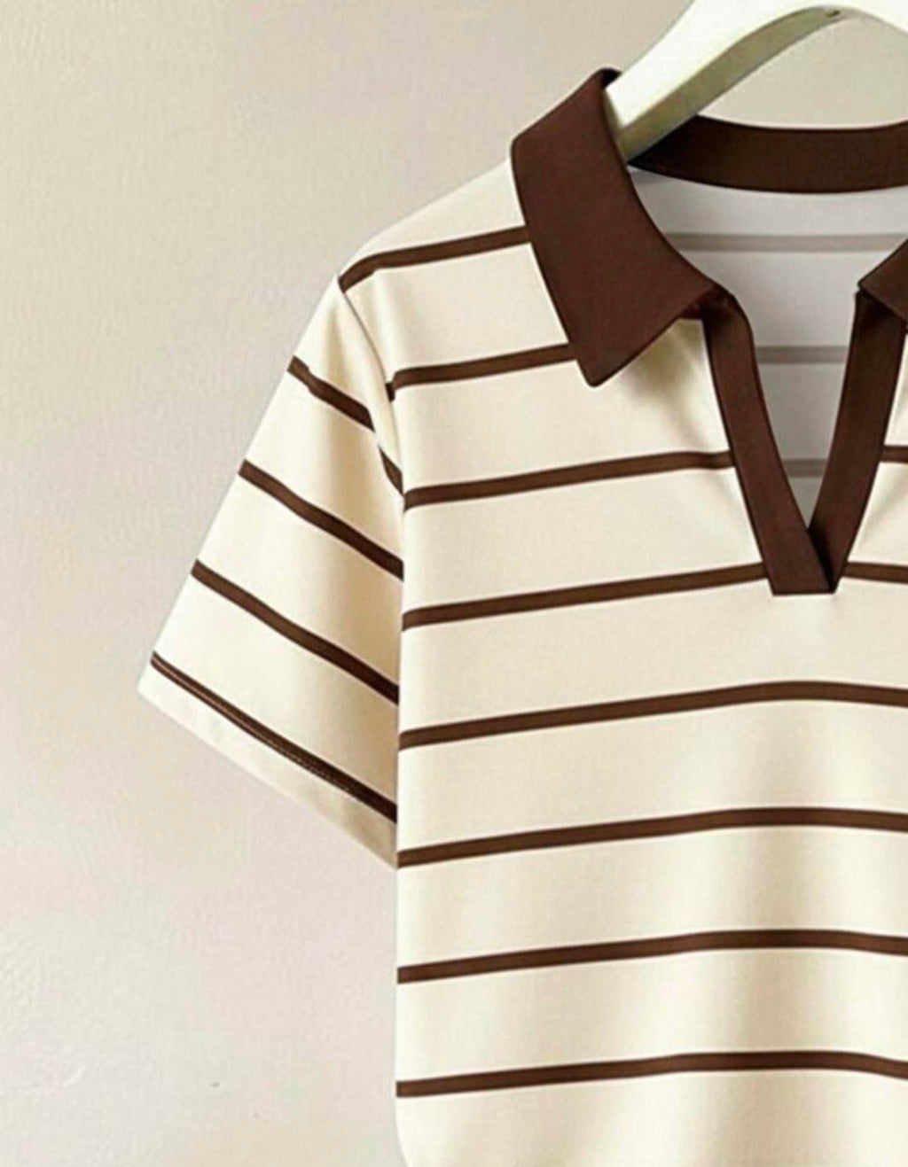 Détail du polo écru à rayures marron