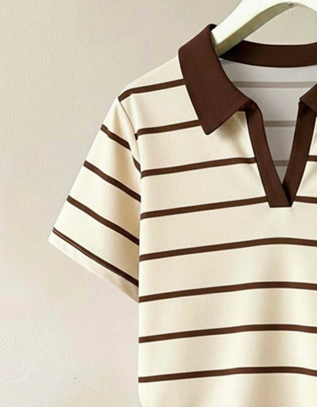 Détail du polo écru à rayures marron
