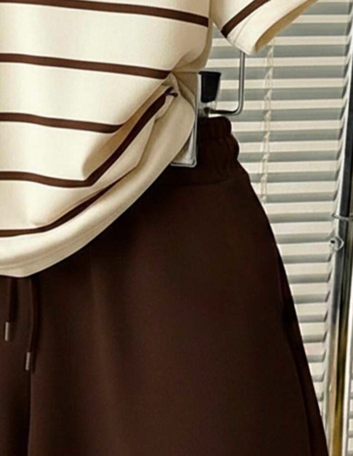 Détail du short marron de l'ensemble