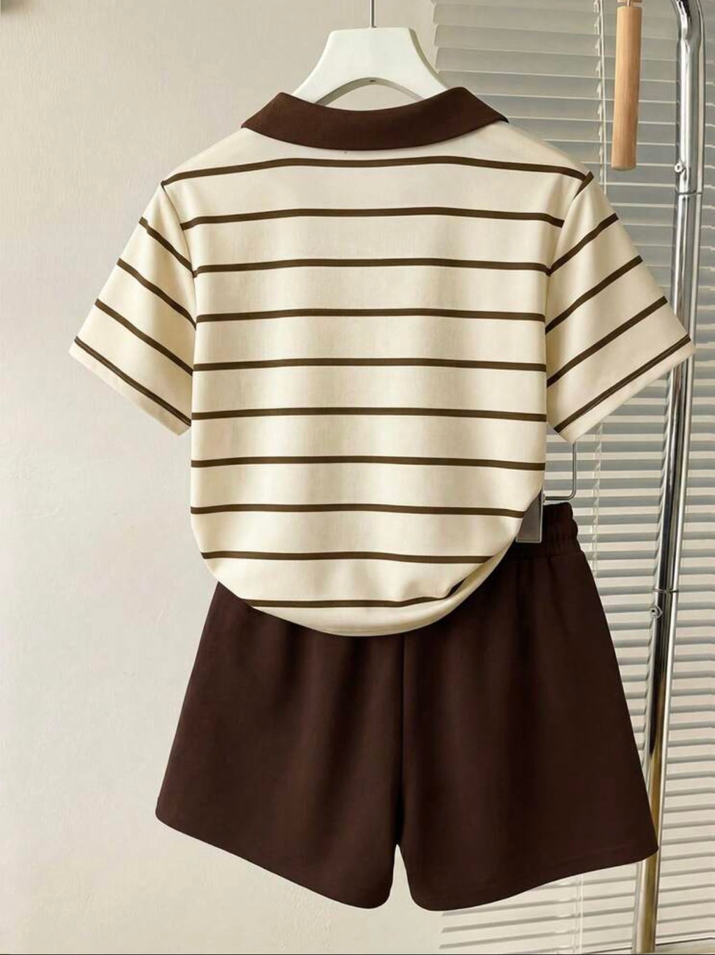 Ensemble polo et short femme écru et marron vue de dos