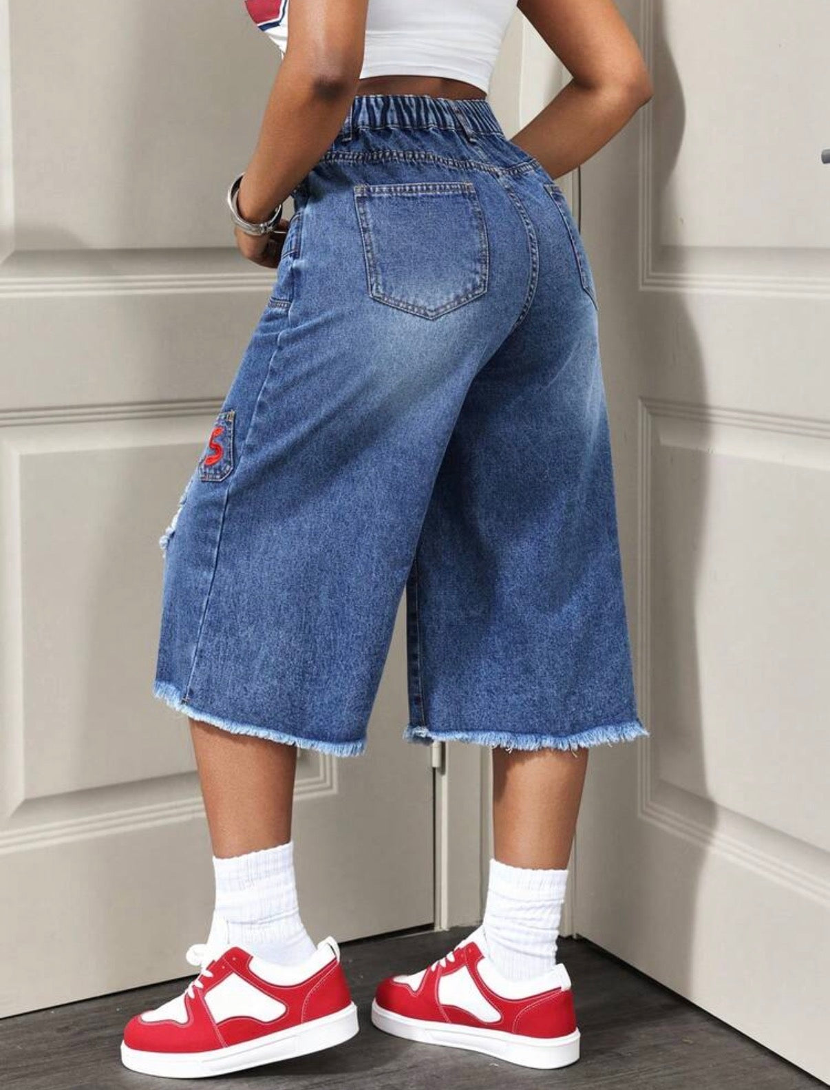 Vue arrière jean bermuda femme en denim bleu coupe large