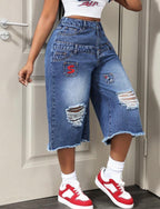 Jean bermuda femme en denim bleu coupe large, taille haute et ourlet effiloché