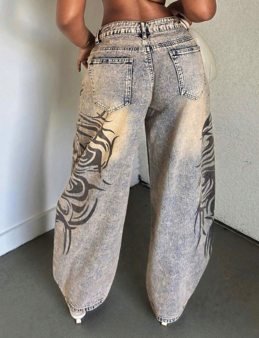 Jean wide leg femme délavé beige à imprimé tribal - vue arrière