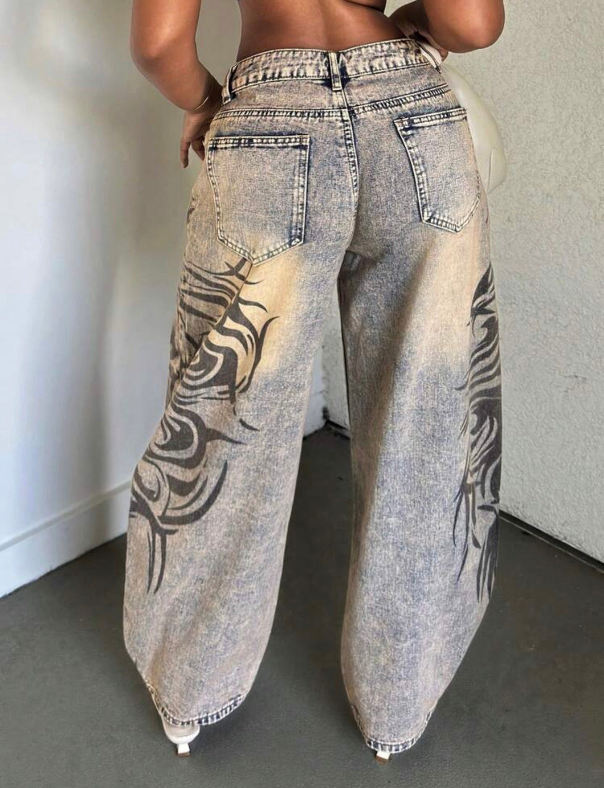 Jean wide leg femme délavé beige à imprimé tribal - vue arrière