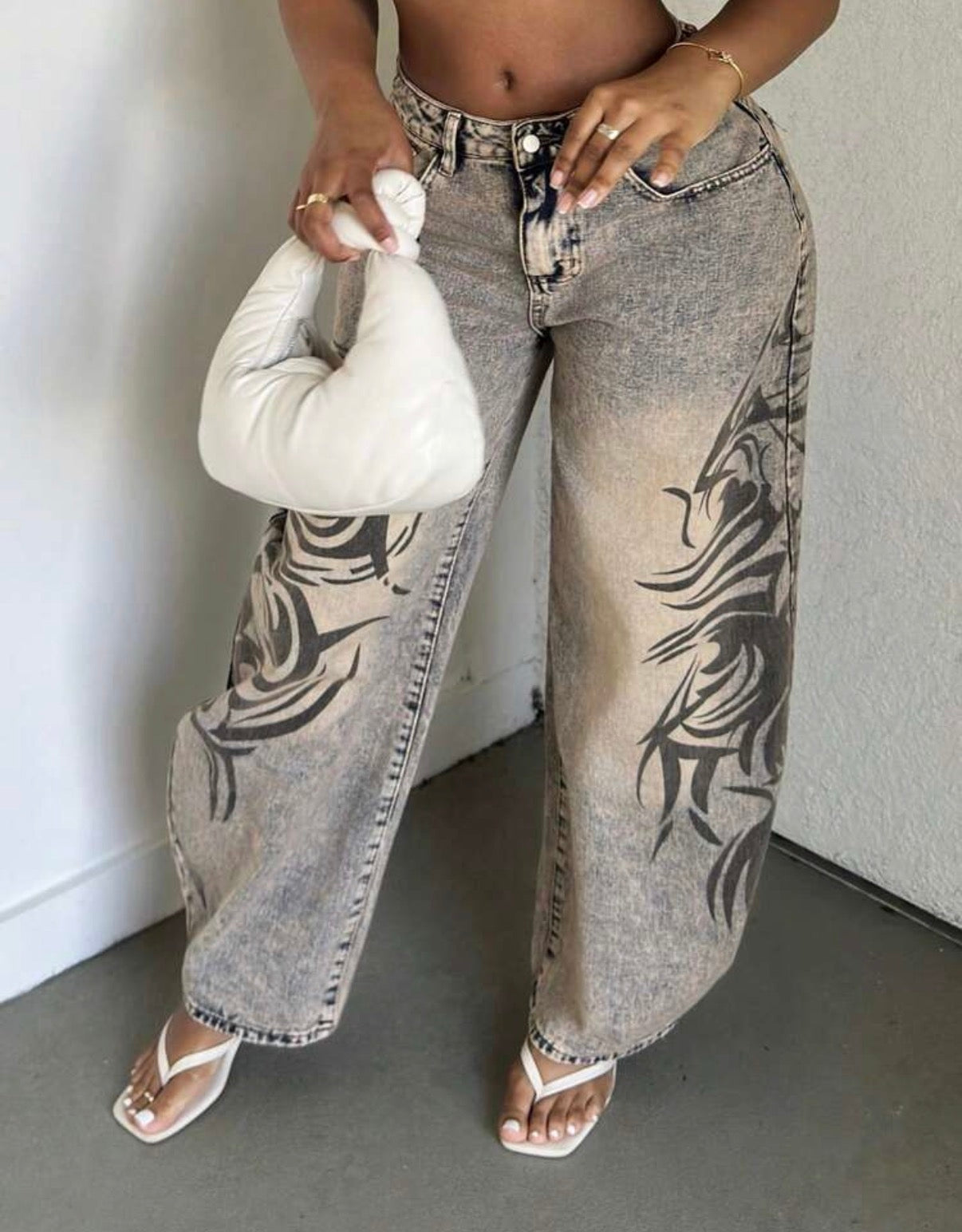 Jean wide leg femme délavé beige à imprimé tribal - détail face
