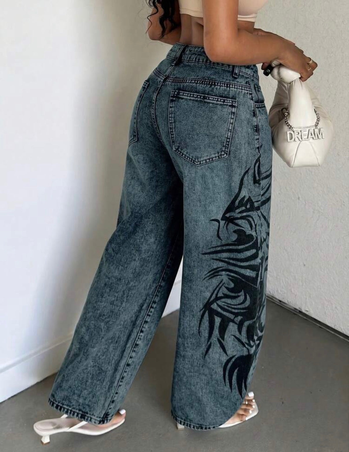 Jean wide leg femme délavé bleu à imprimé tribal - détail arrière