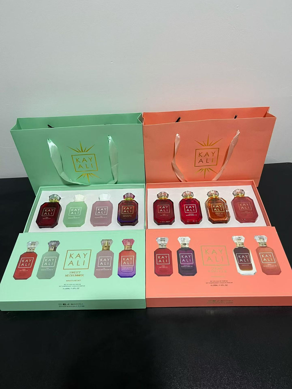 Coffrets Kay Ali ouverts avec quatre mini parfums de 30 ml