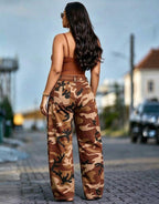 Détail du pantalon camouflage femme gris avec jupe superposée