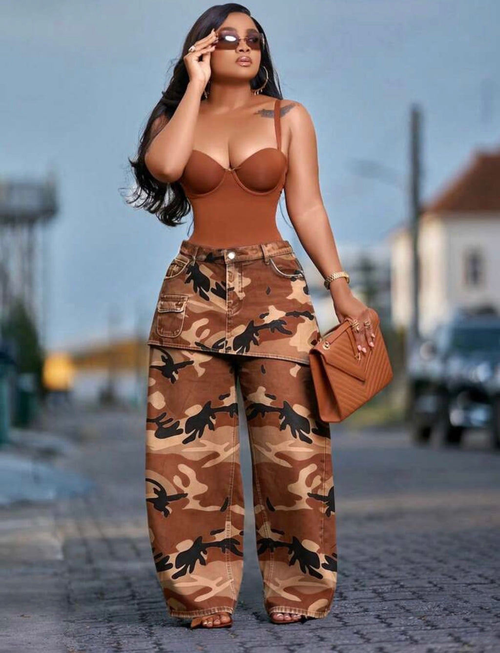 Pantalon camouflage femme avec jupe superposée marron - vue de face